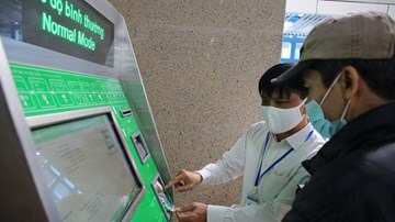 Tàu Cát Linh - Hà Đông đông khách ngày đầu bán vé