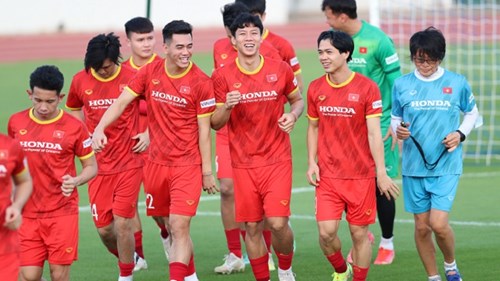 Công Phượng - Hải Quế 'buôn chuyện' tích cực buổi đầu chuẩn bị AFF Cup