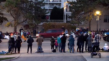 Xe điên lao vào đoàn diễu hành Giáng sinh ở Mỹ, hàng chục người bị thương