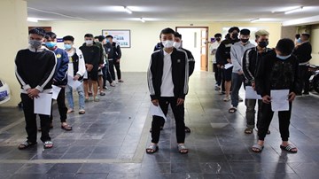Nhóm ‘quái xế’ tuổi mới lớn khai gì tại cơ quan công an?
