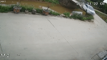 Ô tô con vào cua gấp lao thẳng xuống mương nước