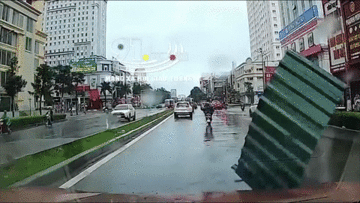 Nhiều tấm tôn bị gió thổi bay khiến người đi đường hoảng hốt bỏ chạy
