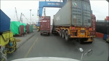 Thiết bị xếp dỡ hàng trong cảng nhấc bổng cả xe container lên cao