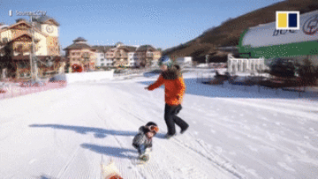 Bé gái 11 tháng, chưa biết đi đã thành vận động viên trượt tuyết tiềm năng