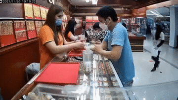 Khoảnh khắc nổ súng cướp tiệm vàng trong trung tâm thương mại ở Thái Lan
