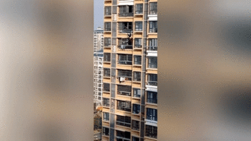 Thót tim giải cứu cụ bà mắc kẹt vào giàn phơi bên ngoài ban công tầng 19