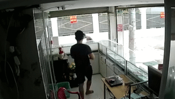 Chủ tiệm điện thoại phi thân qua tủ kính đuổi tên cướp điện thoại