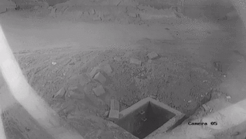 Người dân hợp sức giải cứu cụ ông rơi xuống cống thoát nước