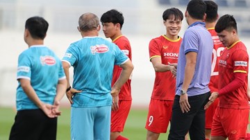 Anh Đức bất ngờ hiện diện cùng HLV Park và đàn em Quang Hải, Văn Toàn