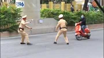 Không mũ bảo hiểm, nam thanh niên lạch lách ‘thông chốt’ và cái kết đắng