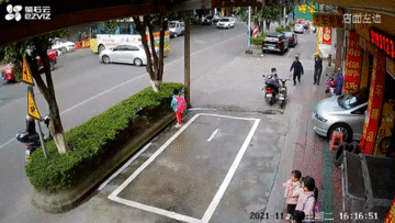 Nhầm chân ga, xe buýt bất ngờ ‘lùi như điên’, cậu bé may mắn chạy kịp