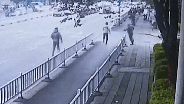 Cụ ông 'xuất chiêu' đốn ngã tên trộm trên phố