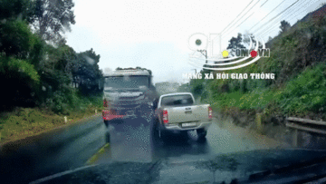 Khoảnh khắc xe ben đổ dốc bị trượt dài khiến 3 ô tô khác gặp nạn