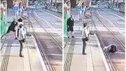 Khoảnh khắc người phụ nữ bất ngờ bị xô ngã xuống đường ray tàu hỏa