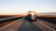 Bám sát xe tải, cabin xe bồn lăn lông lốc trên đường cao tốc sau va chạm