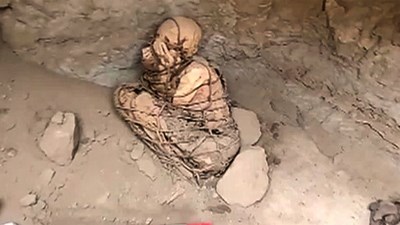 Cận cảnh xác ướp 800 năm tuổi bị trói co quắp bằng dây thừng