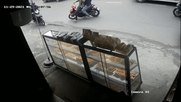 Khoảnh khắc trinh sát chặn đầu xe, tóm gọn 2 tên cướp như phim hành động