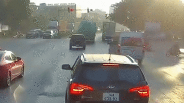 Vượt cố đèn vàng, xe 16 chỗ tông ngã người phụ nữ đi xe máy