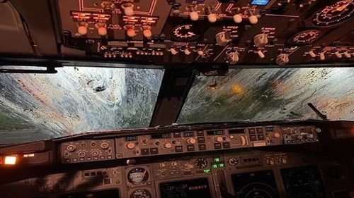 Máy bay tóe lửa trên không sau khi đâm phải đàn chim trong lúc hạ cánh