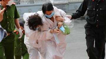 Phúc thẩm vụ giết người đổ bê tông: Bị cáo đứng không vững khi đến tòa