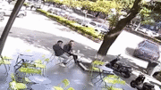Nữ tài xế nhầm chân ga khiến ô tô lật ngửa ngay cạnh 2 người đang uống nước