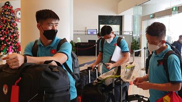 Vừa 'cập bến' Singapore, Duy Mạnh, Hồng Duy đã thèm 'tô phở và bát cơm'