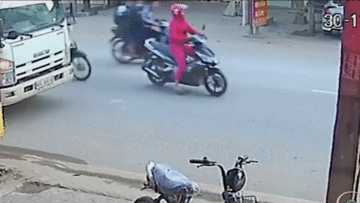 Cách hành xử của tài xế ô tô và 3 nam sinh đi xe máy gây bức xúc