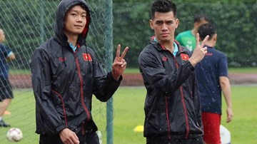 Cận cảnh buổi tập đầu tiên của ĐT Việt Nam tại Singapore, chuẩn bị AFF Cup