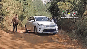 Quên kéo phanh tay, tài xế bất lực đuổi theo xe ‘tụt dốc không phanh’