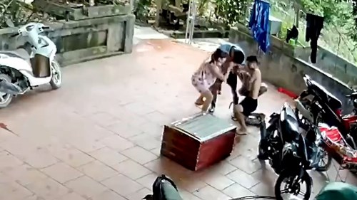 Người đàn ông bị con trăn khủng tấn công trúng mặt khi vừa mở chuồng