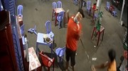 Thanh niên vung mã tấu chém người trong quán ăn ở Bình Dương