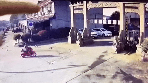 Cổng đá đổ sập đè nát xe máy, người phụ nữ thoát nạn thần kỳ