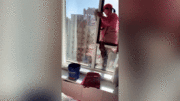 Chủ nhà hoảng sợ khi thấy nữ nhân viên trèo ra ngoài cửa sổ tầng 9 lau kính