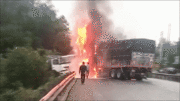 Khoảnh khắc 2 xe tải bốc cháy dữ dội sau cú đối đầu, 1 người tử vong