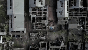 Cảnh làng mạc bị thiêu rụi thành làng 