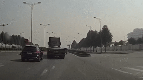 Xe container đánh võng 'như rang lạc' trên đường