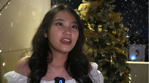 Giới trẻ nô nức chụp ảnh với tuyết rơi giữa lòng Sài Gòn