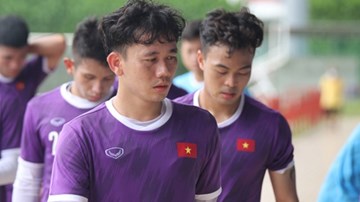Cầu thủ mệt phờ sau buổi chia quân đá tập, rà soát trước trận gặp Malaysia