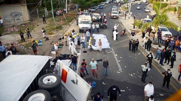 Xe chở dân di cư ở Mexico bị lật, hơn trăm người thương vong