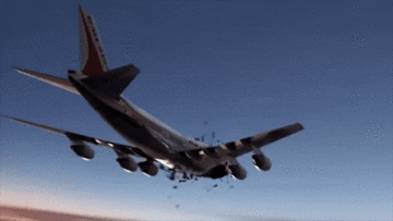 Máy bay nổ xé trời, hành khách bị thổi văng ra không trung