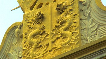 Thông điệp bí ẩn đằng sau logo cổ trên nóc trường Trưng Vương ở Hà Nội