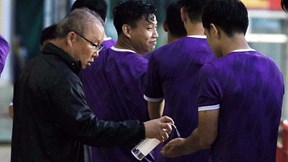 HLV Park chăm sóc từng học trò trước trận 'chung kết sớm' với Malaysia