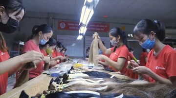 Nghề “ai tóc dài tóc rối bán không” của Việt Nam lên báo nước ngoài