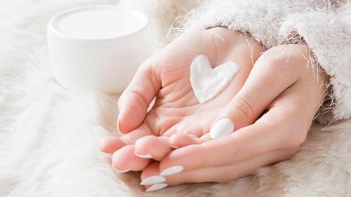 Tạm biệt làn da nứt nẻ vào mùa đông nhờ mẹo đơn giản