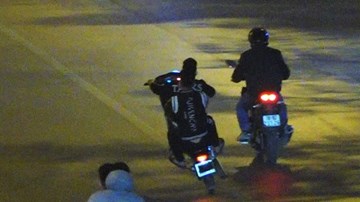Điên đầu, mất ngủ vì tiếng nẹt pô gầm rú cả đêm trên đường Hà Nội