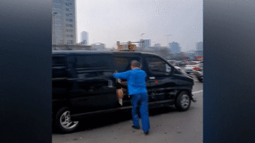 Chạy trốn cảnh sát, xe tải van tông hàng loạt phương tiện