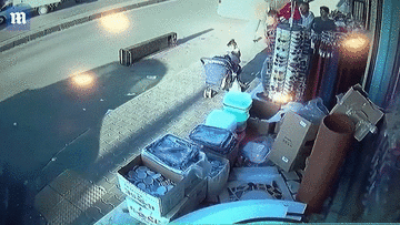 'Xe điên' đâm thẳng vào cửa hàng, 2 em bé thoát nạn trong gang tấc