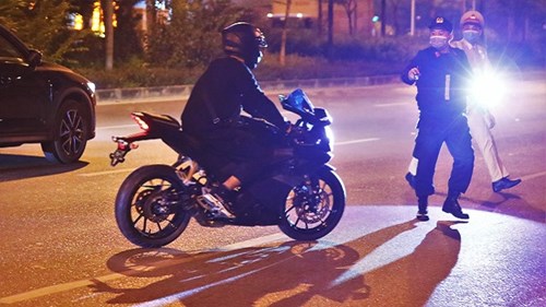 Theo chân Cảnh sát hóa trang, mật phục 'đập tan' tụ điểm nẹt pô xe ở Hà Nội
