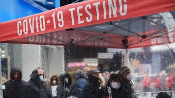 Covid-19: Châu Âu, Mỹ đứng trước 'hố đen' biến thể Omicron