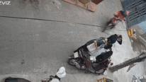 Tên cướp lượn 6 vòng trong hẻm để giật túi xách khiến người phụ nữ ngã nhào